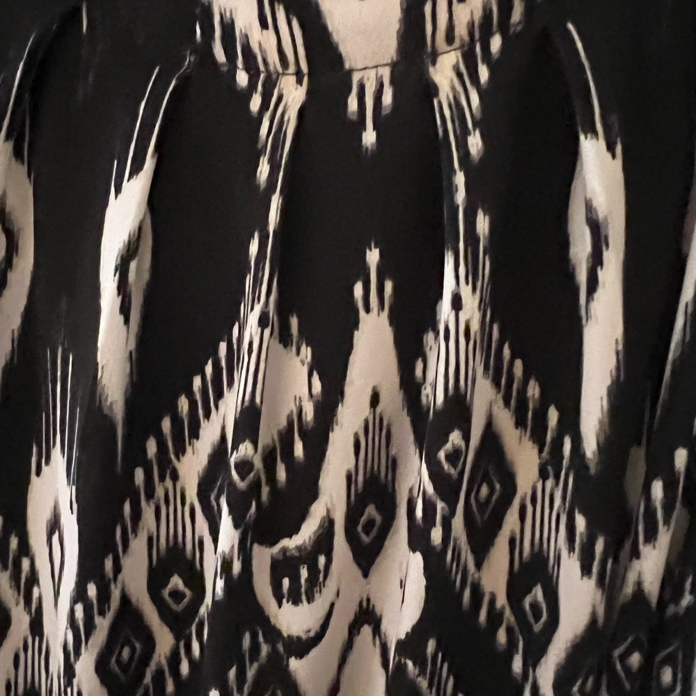 Womens black and white patterned top. - Picture 3 of 4